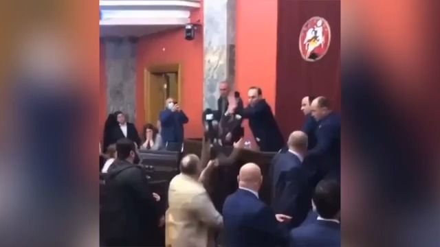 Video rvačky v gruzínském parlamentu. Roznětkou se stal návrh à la Rusko